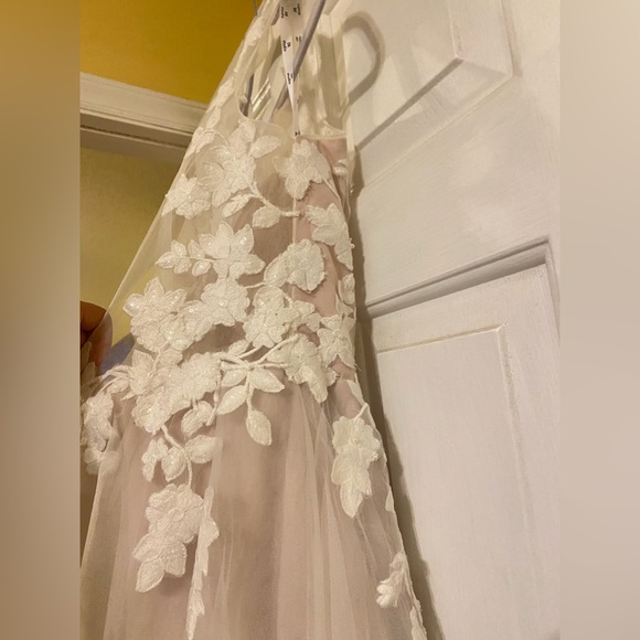 Brand New David’s Bridal appliqued cap sleeve tulle ball gown wedding dress - Picture 10 of 16